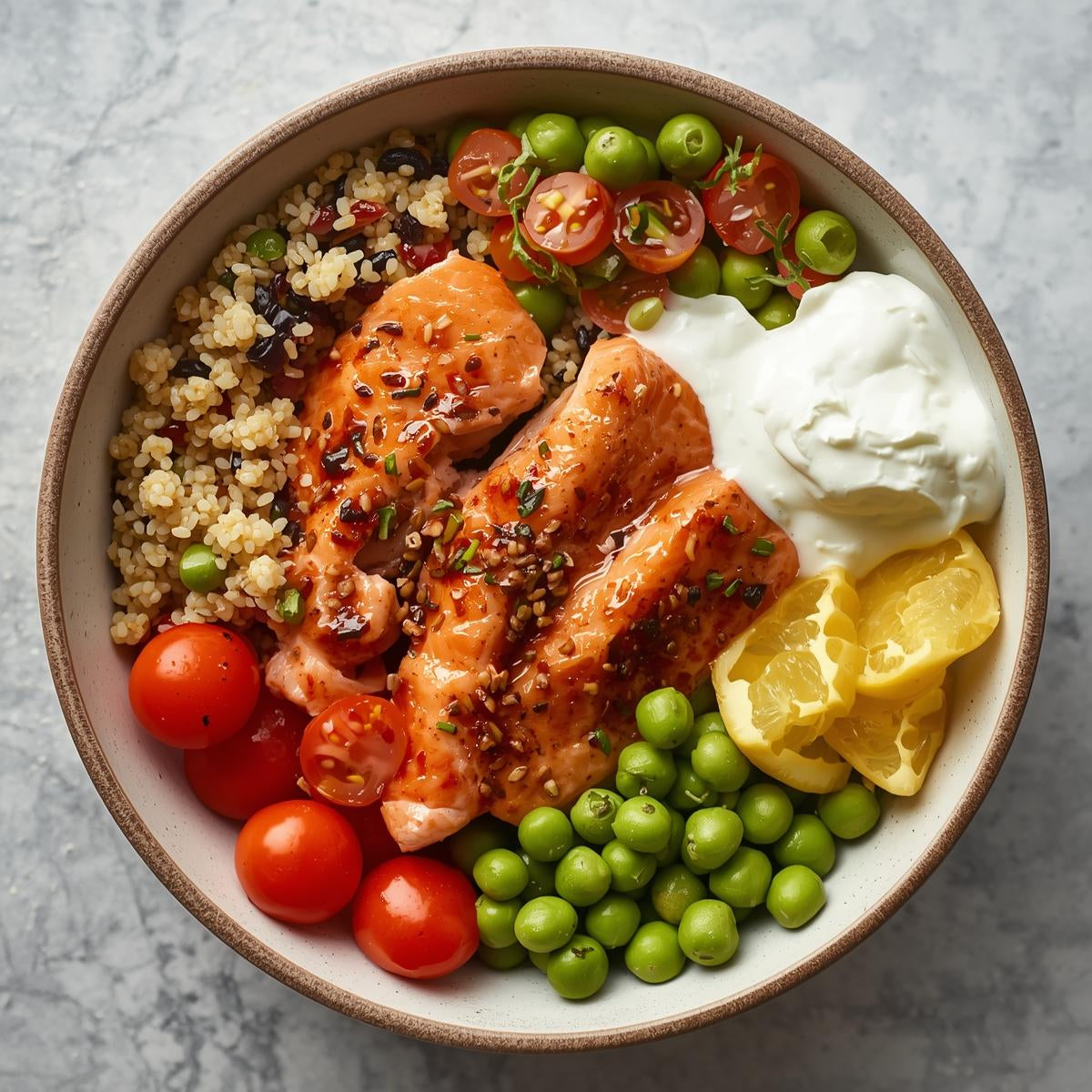 Bowl de salmon marinado con quinoa, edamame, cherrys confitados, salsa de yogurt con limon, verduras encurtidas, alga wakame.