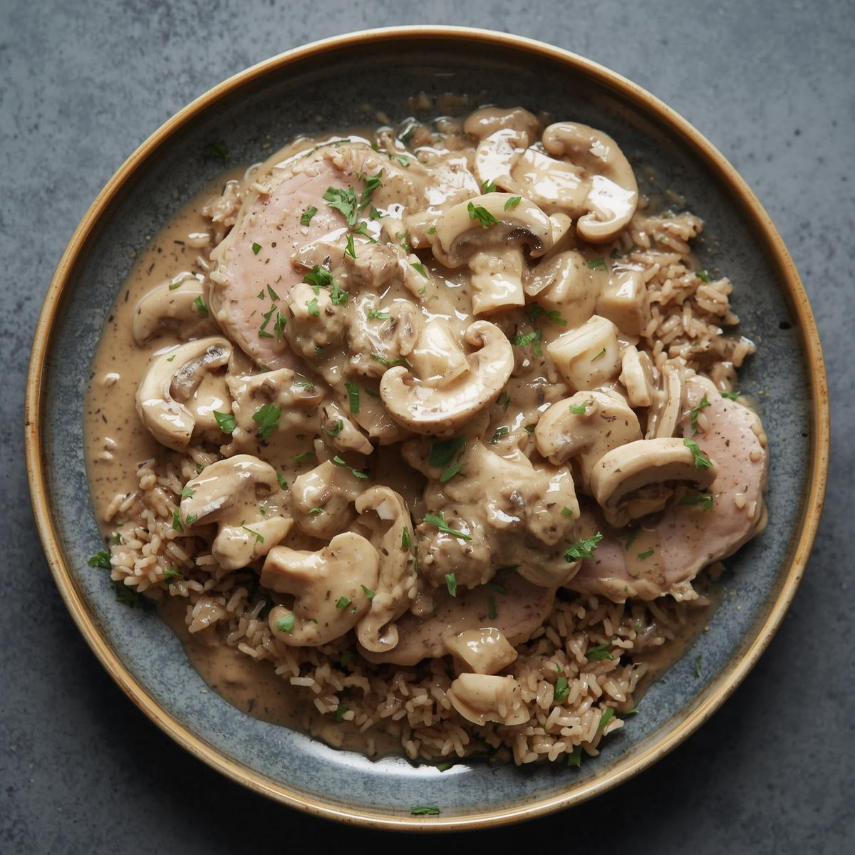 Pechuga de Pavo en salsa de Champiñones con Arroz Integral