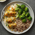 Pollo con salsa de yogurt, jengibre y curry con brocoli y arroz integral