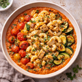 Macarrones con salsa de pollo, cherry y calabacin asados