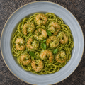 Spaghettis avec sauce aux crevettes et pesto frais
